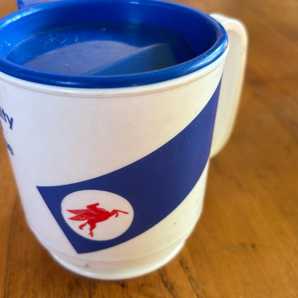 Vintage Whirley Industries USA Mobil Pegasus logo red,white & blue travel mug